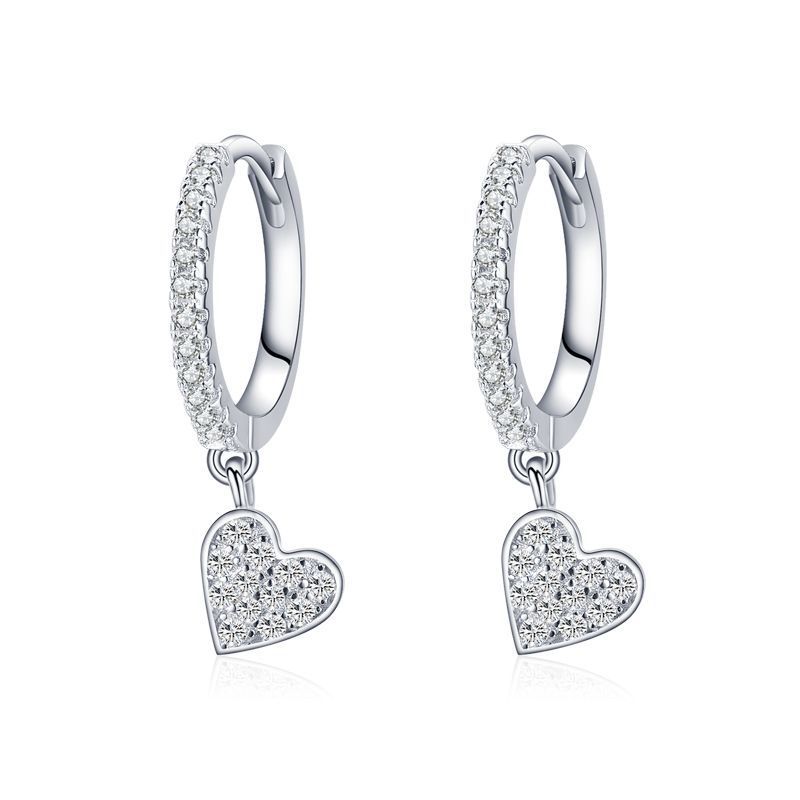 Boucles d’oreilles élégantes en argent avec pendentif cœur scintillant