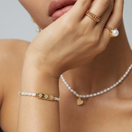 Bracelet en perles et or élégant avec détails raffinés
