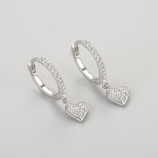 Boucles d’oreilles élégantes en argent avec pendentif cœur scintillant