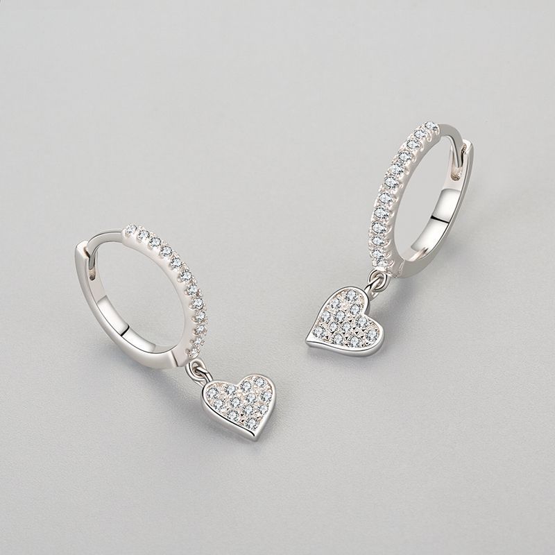 Boucles d’oreilles élégantes en argent avec pendentif cœur scintillant